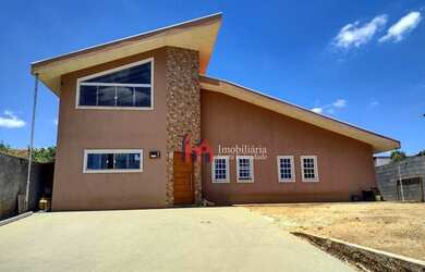 Imagem: A casa possui 3 Dormitórios, 2 Banheiros, 5 Vagas na garagem