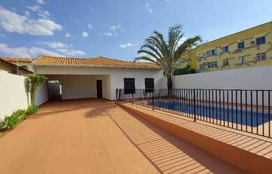 Imagem: A casa possui 4 Dormitórios, 4 Banheiros, 4 Vagas na garagem