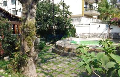 Imagem: A casa possui 4 Dormitórios, 5 Banheiros, 2 Vagas na garagem