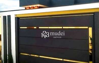 Imagem: A casa possui 3 Dormitórios, 2 Banheiros, 2 Vagas na garagem