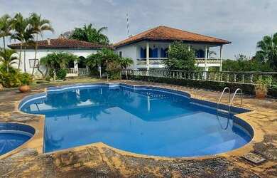 Imagem: A casa em condomínio possui 4 Dormitórios, 4 Banheiros, 5