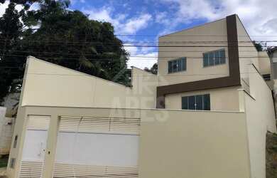 Imagem: A casa possui 3 Dormitórios, 2 Banheiros, 2 Vagas na garagem