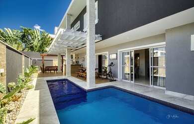 Imagem: A casa em condomínio possui 4 Dormitórios, 5 Banheiros, 4