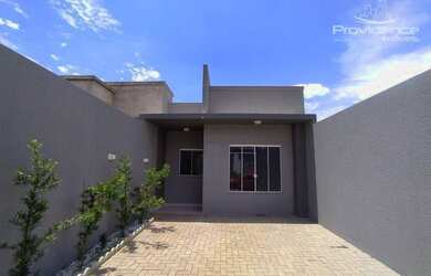 Imagem: A casa possui 3 Dormitórios, 1 Banheiro, 2 Vagas na garagem