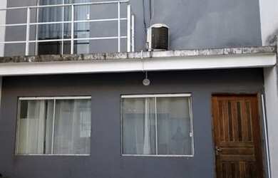 Imagem: A casa possui 2 Dormitórios, 2 Banheiros, 2 Vagas na garagem