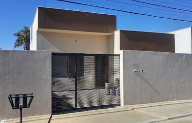 Imagem: A casa possui 3 Dormitórios, 2 Banheiros, 2 Vagas na garagem