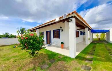 Imagem: A casa possui 3 Dormitórios, 4 Banheiros, 2 Vagas na garagem