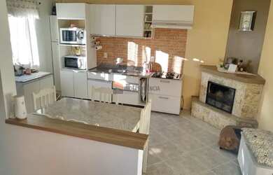 Imagem: A casa possui 2 Dormitórios, 1 Banheiro, 2 Vagas na garagem