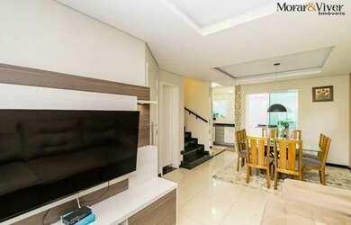 Imagem: A casa possui 3 Dormitórios, 3 Banheiros, 2 Vagas na garagem