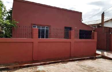 Imagem: A casa possui 3 Dormitórios, 2 Banheiros e está localizado