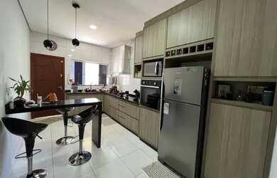 Imagem: A casa possui 3 Dormitórios, 2 Banheiros, 2 Vagas na garagem