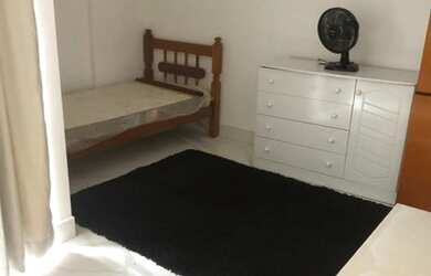 Imagem: A casa possui 1 Dormitório, 1 Banheiro, 1 Vaga na garagem