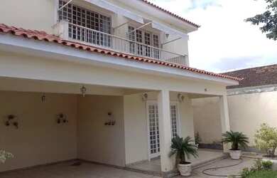 Imagem: A casa possui 5 Dormitórios, 5 Banheiros, 4 Vagas na garagem