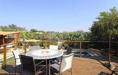 Imagem: A casa possui 4 Dormitórios, 5 Banheiros, 5 Vagas na garagem