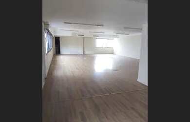 Imagem: O depósito possui 5 Vagas na garagem, 553m² de Área e está