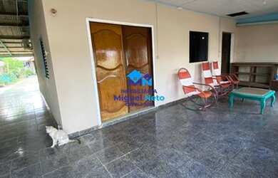 Imagem: A casa possui 4 Dormitórios, 4 Banheiros, 5 Vagas na garagem