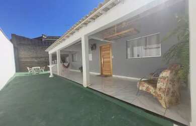 Imagem: A casa possui 3 Dormitórios, 1 Banheiro, 3 Vagas na garagem