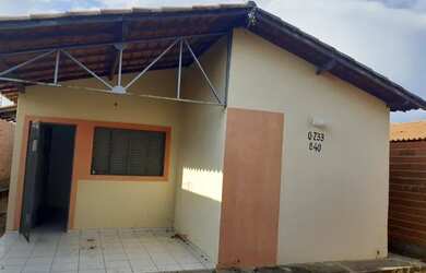 Imagem: A casa possui 3 Dormitórios, 2 Banheiros e 2 Vagas na garagem