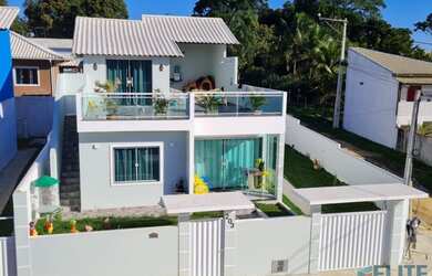 Imagem: A casa possui 2 Dormitórios, 3 Banheiros, 4 Vagas na garagem