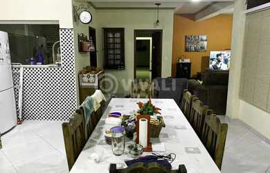 Imagem: A casa possui 3 Dormitórios, 3 Banheiros, 5 Vagas na garagem