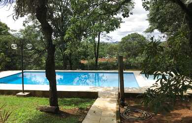 Imagem: A casa possui 4 Dormitórios, 3 Banheiros, 4 Vagas na garagem