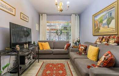 Imagem: A casa possui 3 Dormitórios, 3 Banheiros, 2 Vagas na garagem