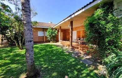 Imagem: A casa possui 3 Dormitórios, 4 Banheiros, 4 Vagas na garagem