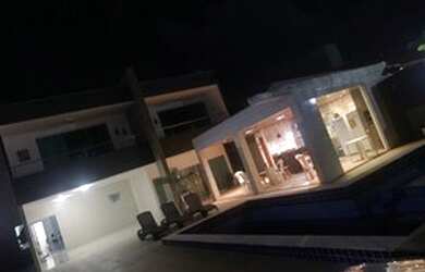 Imagem: A casa possui 4 Dormitórios, 4 Vagas na garagem e está localizado