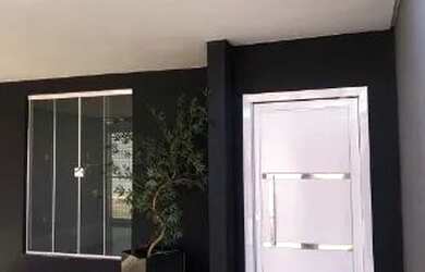 Imagem: A casa possui 3 Dormitórios, 2 Banheiros, 3 Vagas na garagem