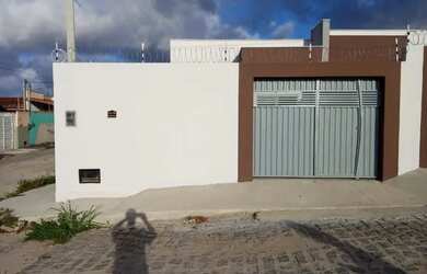 Imagem: A casa possui 2 Dormitórios, 2 Banheiros, 2 Vagas na garagem