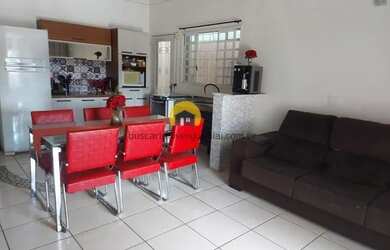 Imagem: A casa possui 2 Dormitórios, 2 Banheiros, 2 Vagas na garagem