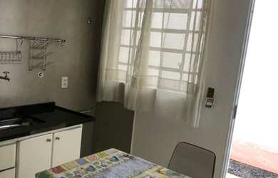 Imagem: A casa possui 1 Dormitório, 1 Banheiro, 1 Vaga na garagem