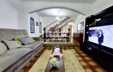 Imagem: A casa possui 3 Dormitórios, 5 Banheiros, 4 Vagas na garagem