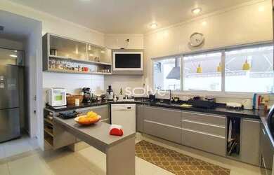 Imagem: A casa em condomínio possui 3 Dormitórios, 5 Banheiros, 350m²