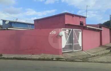 Imagem: A casa possui 3 Dormitórios, 4 Banheiros, 2 Vagas na garagem