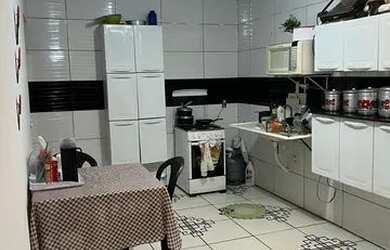 Imagem: A casa possui 4 Dormitórios, 2 Banheiros, 2 Vagas na garagem