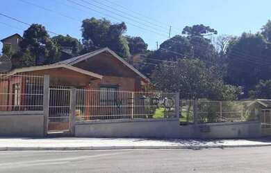 Imagem: A casa possui 3 Dormitórios, 2 Banheiros, 2 Vagas na garagem