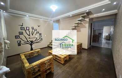 Imagem: A casa possui 3 Dormitórios, 3 Banheiros, 2 Vagas na garagem