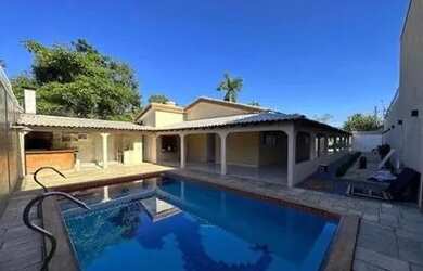 Imagem: A casa possui 3 Dormitórios, 2 Banheiros, 2 Vagas na garagem