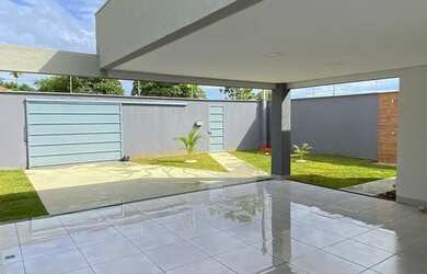 Imagem: A casa possui 3 Dormitórios, 2 Banheiros, 2 Vagas na garagem