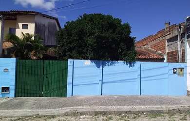 Imagem: A casa possui 3 Dormitórios, 2 Banheiros, 3 Vagas na garagem