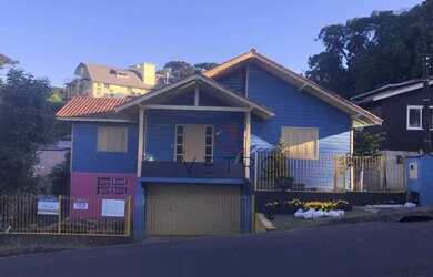 Imagem: A casa possui 5 Dormitórios, 3 Banheiros, 2 Vagas na garagem