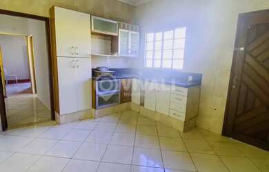 Imagem: A casa possui 5 Dormitórios, 5 Banheiros, 4 Vagas na garagem