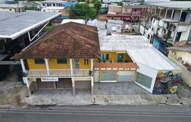 Imagem: A casa possui 4 Dormitórios, 3 Banheiros, 2 Vagas na garagem