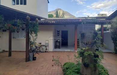 Imagem: A casa à venda possui 3 Dormitórios, 1 Banheiro, 1 Vaga na