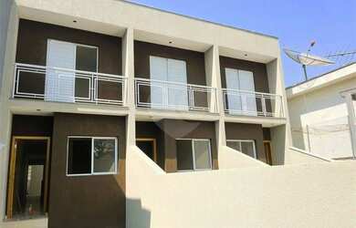 Imagem: A casa possui 3 Dormitórios, 2 Banheiros, 2 Vagas na garagem