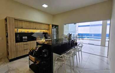 Imagem: A casa possui 3 Dormitórios, 3 Banheiros, 3 Vagas na garagem