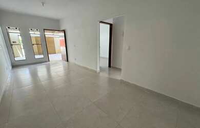 Imagem: A casa possui 3 Dormitórios, 2 Banheiros, 2 Vagas na garagem