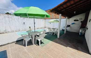 Imagem: A casa possui 3 Dormitórios, Acomodam 10 pessoas, 5 Vagas na