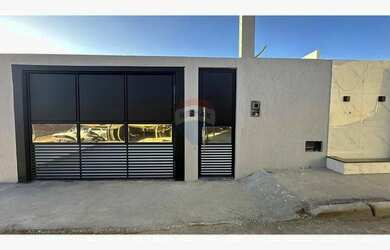 Imagem: A casa possui 3 Dormitórios, 2 Banheiros, 200m² de Área